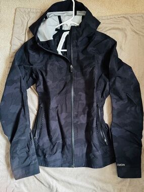 Lululemon Blk Camo packable Lightweight Reflective Rain Jacket Size 8 EUC